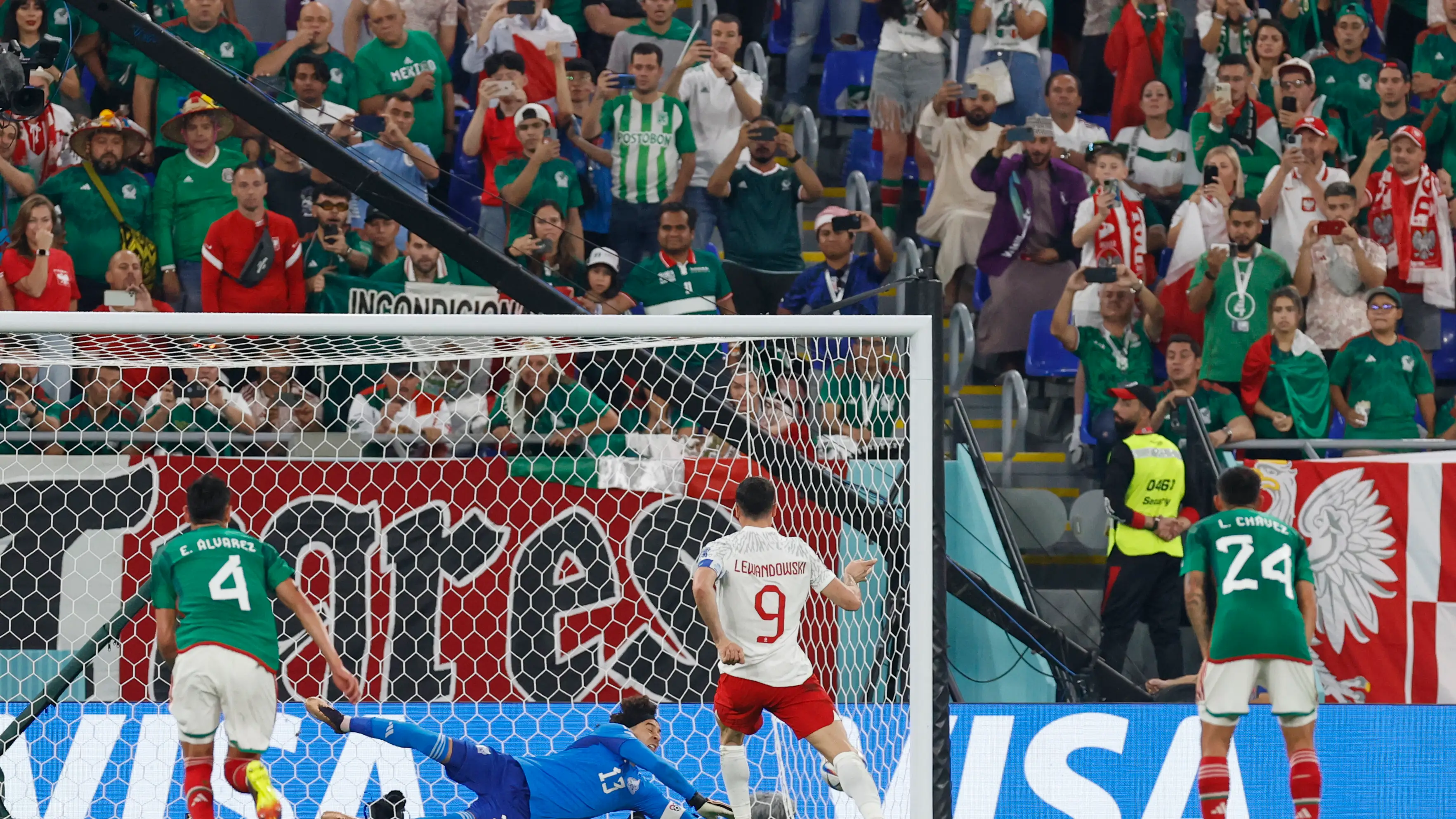 Guillermo Ochoa ataja el penalti a Robert Lewandowski Guillermo Ochoa ataja el penalti a Robert Lewandowski