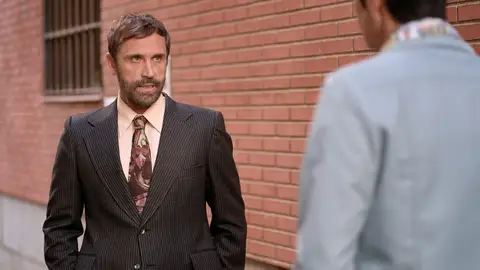 Lorenzo recibe la visita de un antiguo amor: Así se conocieron Raúl y el galán de la Plaza de los Frutos Lorenzo recibe la visita de un antiguo amor: Así se conocieron Raúl y el galán de la Plaza de los Frutos