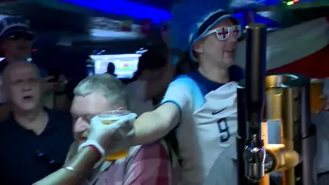 Un aficionado inglés pide una cerveza en Qatar Un aficionado inglés pide una cerveza en Qatar