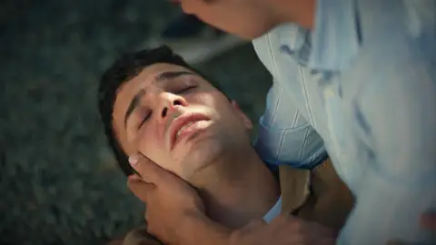 Orhan vuelve a caminar mientras Kadir se cae al suelo desplomado tras haberse intoxicado Kadir