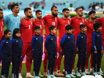 Los jugadores iraníes, durante el himno ante Inglaterra