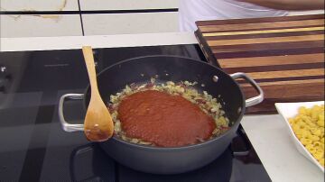 Añade la salsa de tomate