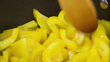 Elabora la salsa de pimientos amarillos