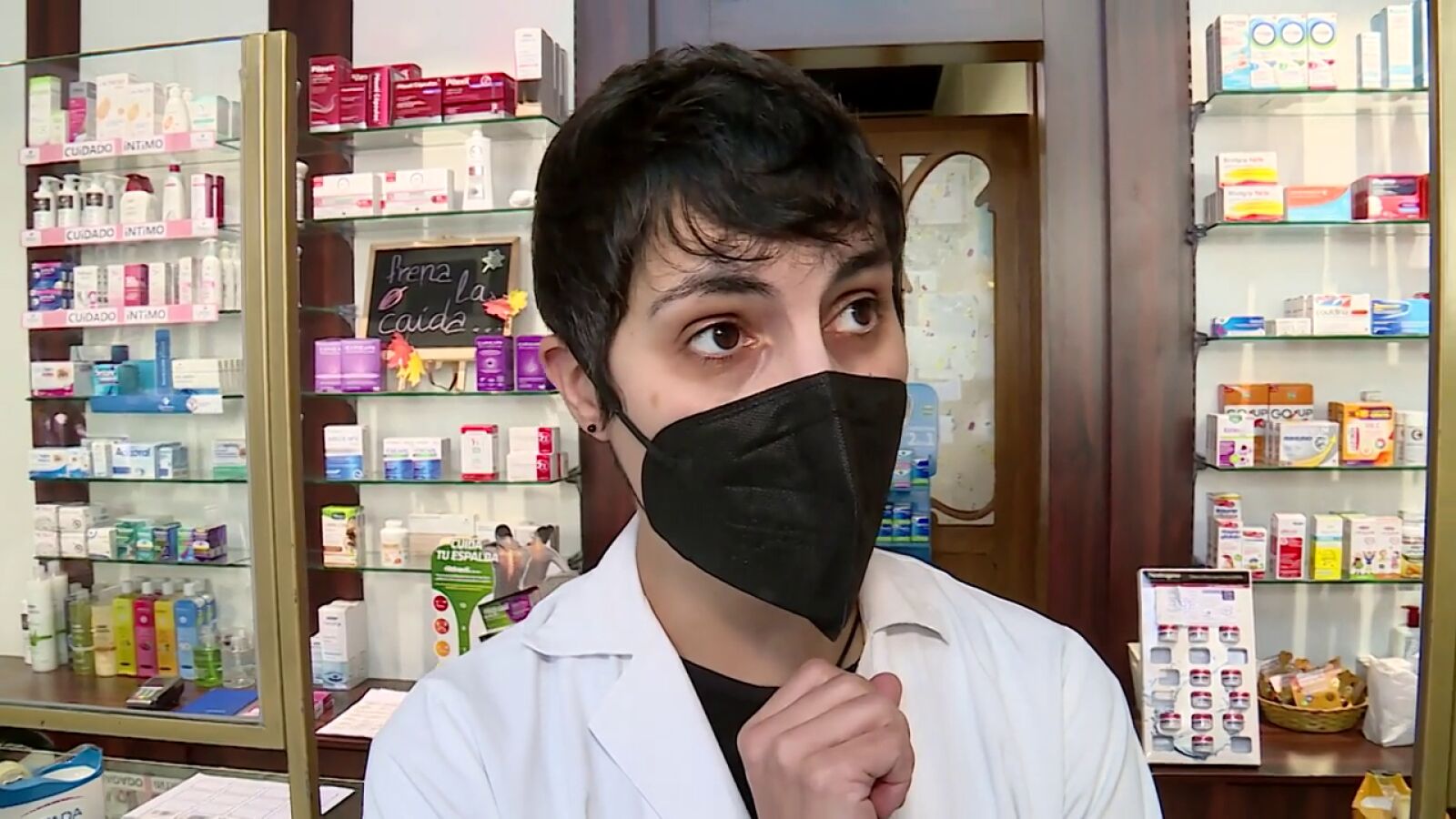 Noa Ruiz, la farmacéutica ourensana que no vende ni da consejos, ¡los canta!