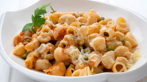 Tiburones gratinados con guisantes Tiburones gratinados con guisantes, de Arguiñano: "Un plato de pasta muy completo"