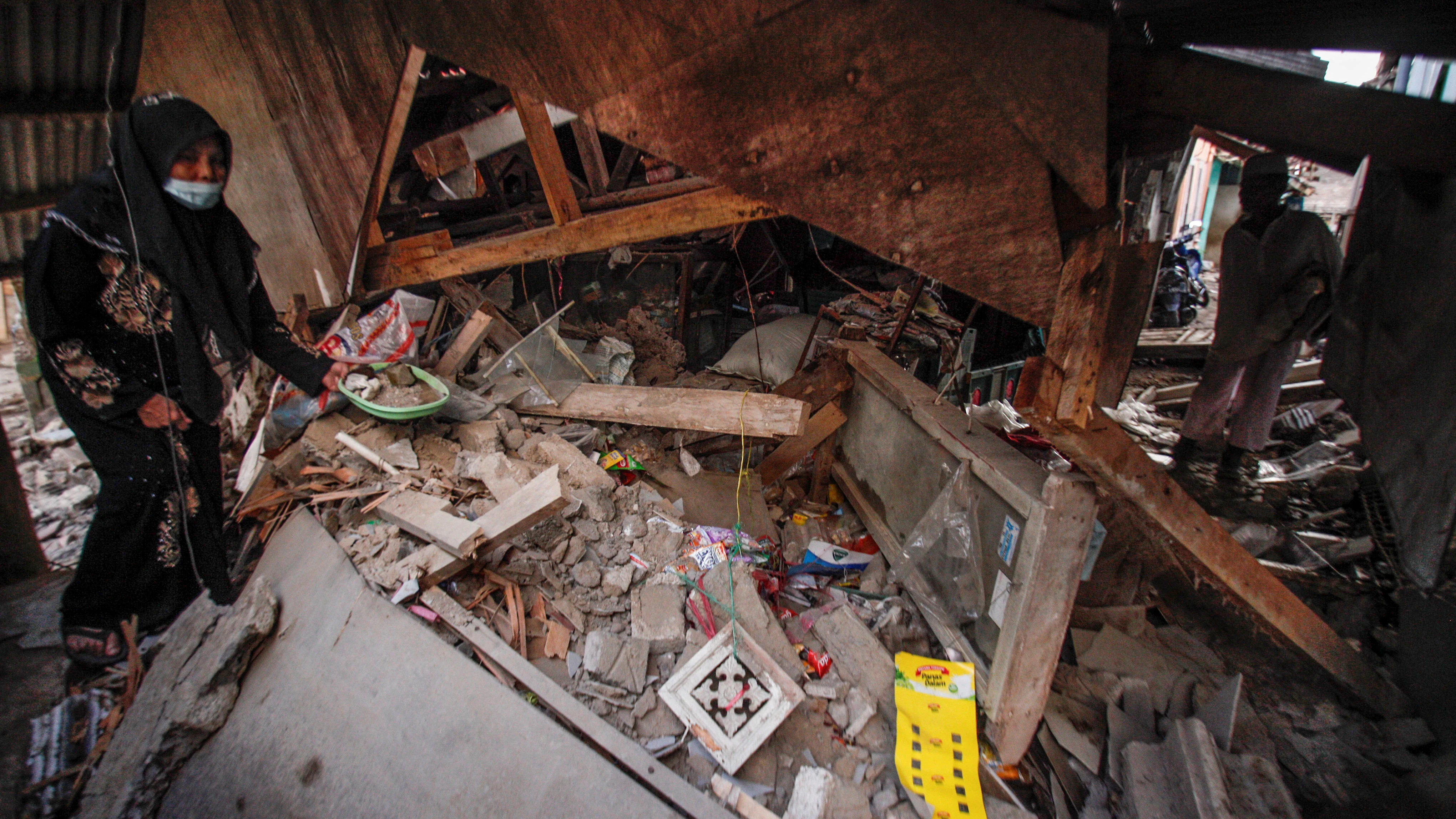 Destrozos tras el terremoto de Indonesia Destrozos tras el terremoto de Indonesia