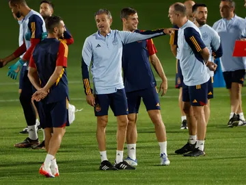 Luis Enrique habla con Koke durante un entrenamiento en Doha Luis Enrique habla con Koke durante un entrenamiento en Doha