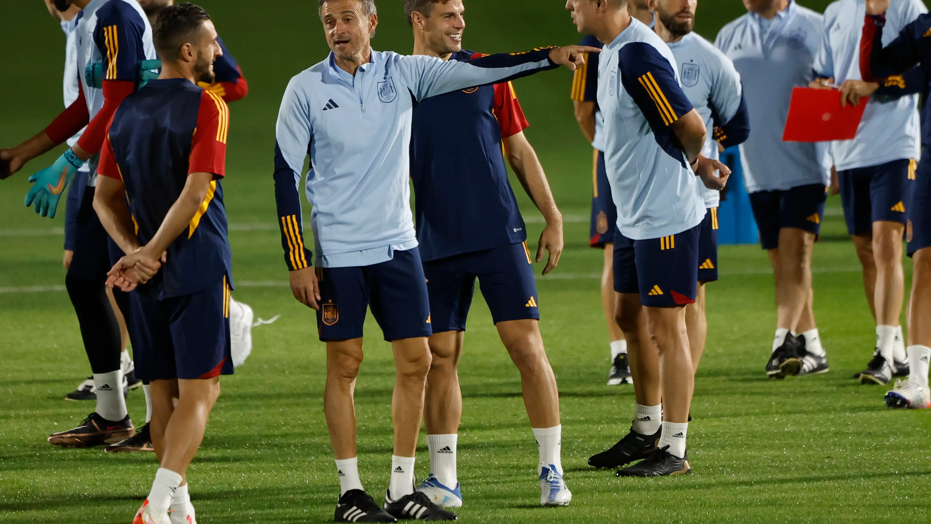Luis Enrique habla con Koke durante un entrenamiento en Doha