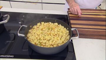 Añade la pasta a la cazuela de la salsa y mezcla todo
