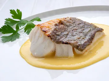 Bacalao fresco con salsa de pimientos Bacalao fresco con salsa de pimientos