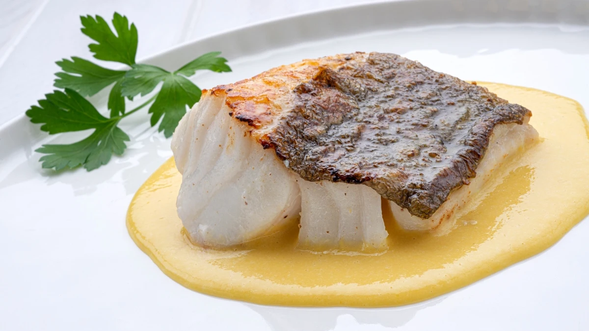 Bacalao fresco con salsa de pimientos Receta rápida de bacalao fresco con salsa de pimientos, de Arguiñano