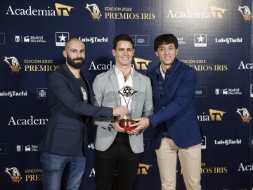 Fabio Domínguez, Edu Aguirre y Dario Montero recogen el Premio Iris 2022 que ha recibido 'El Chiringuito de Jugones'