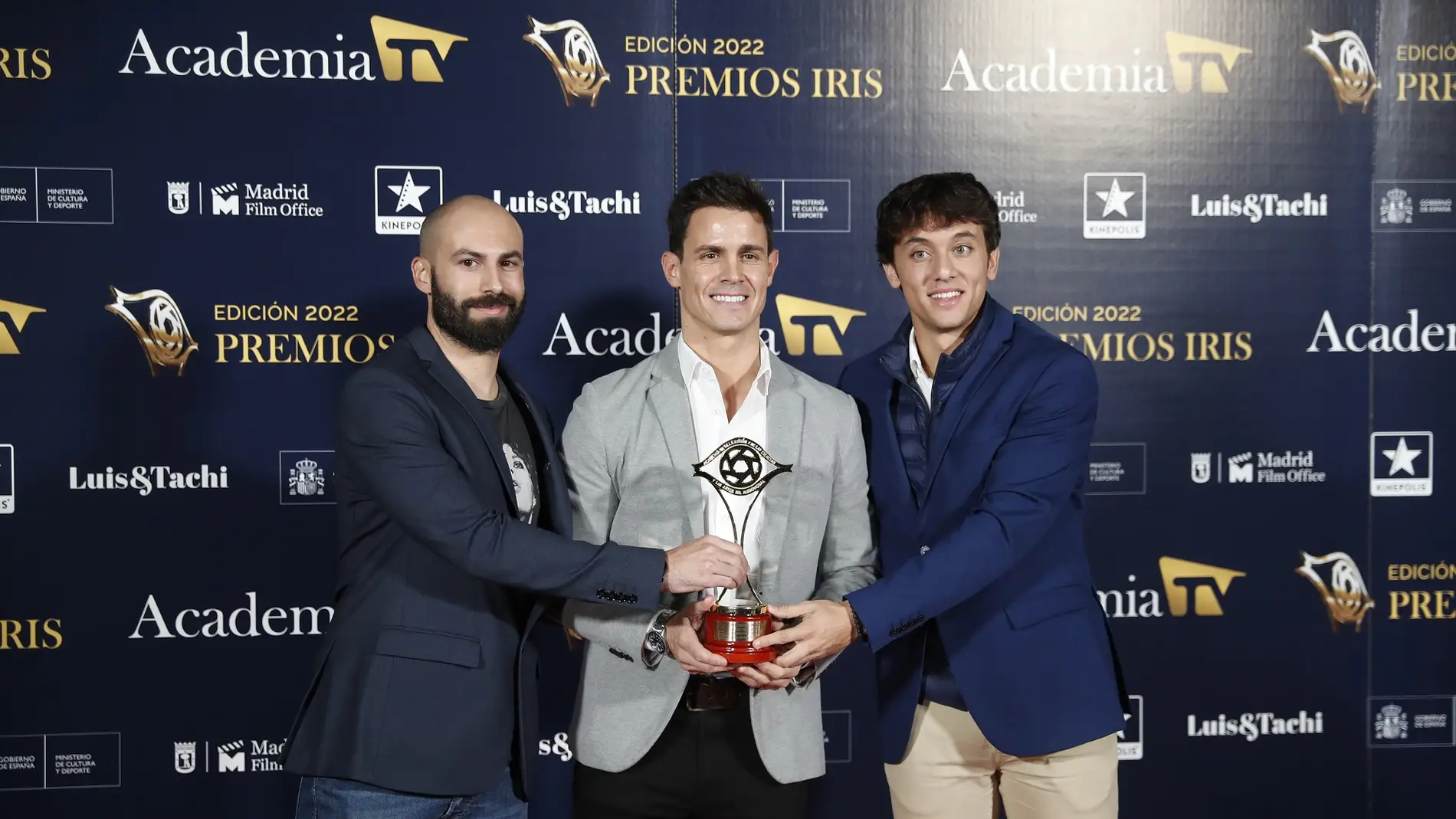 Fabio Domínguez, Edu Aguirre y Dario Montero recogen el Premio Iris 2022 que ha recibido &#39;El Chiringuito de Jugones&#39;