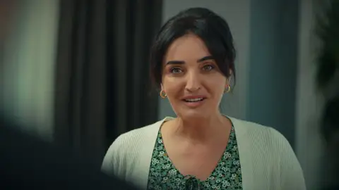 Akif decide pagar a Orhan su tratamiento de fisioterapia ante la sorpresa de Şengül Akif decide pagar a Orhan su tratamiento de fisioterapia ante la sorpresa de Şengül