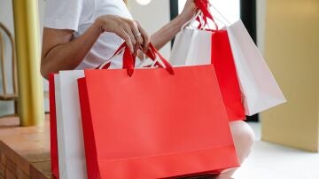 Persona con bolsas rojas y blancas