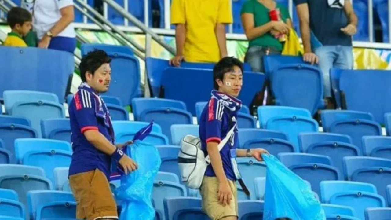 Aficionados japoneses recogen basura del estadio Aficionados japoneses recogen basura del estadio