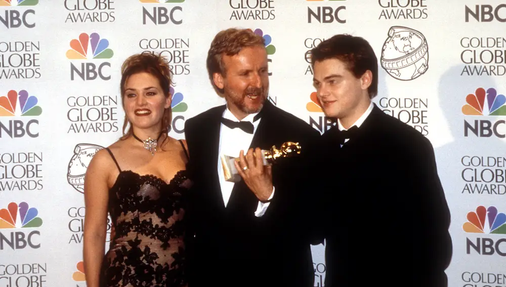 Leonardo DiCaprio, Kate Winslet y James Cameron tras ganar un Oscar por 'Titanic'