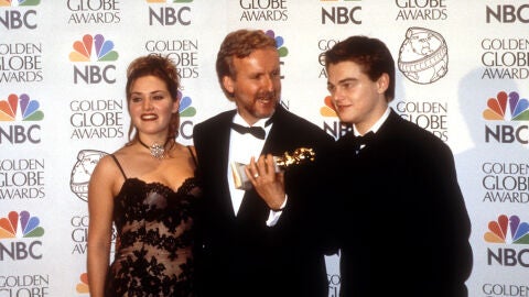 Leonardo DiCaprio, Kate Winslet y James Cameron tras ganar un Oscar por 'Titanic'
