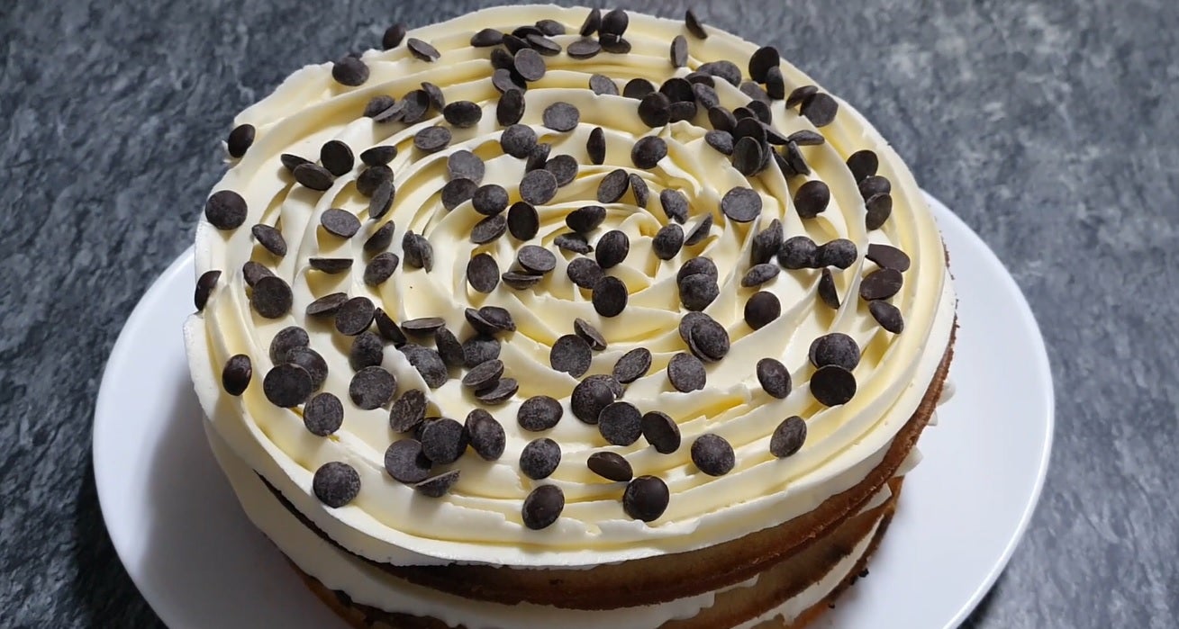 Torta de vainilla con chispas de chocolate,relleno de manjar blanco, baño  de ganage y forrado en masa elástica, temática de Pou Emo! Feliz  cumpleaños, By Vaninis