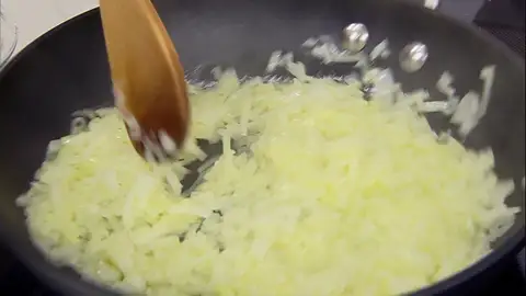 Rehoga la cebolla y añade el pimentón Rehoga la cebolla y añade el pimentón