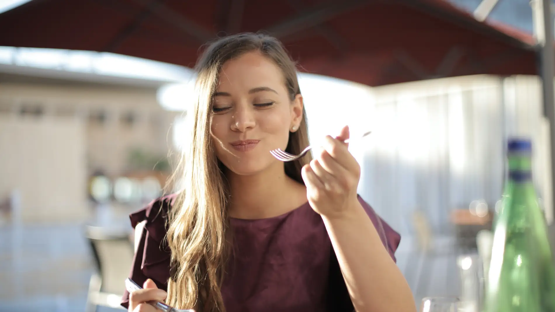 Una chica disfruta de su plato de comida.