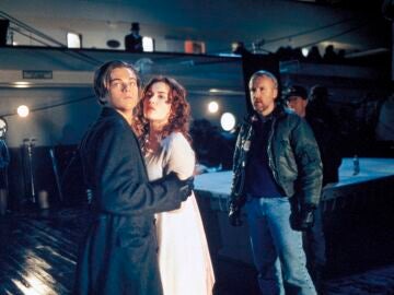 Leonardo DiCaprio, Kate Winslet y James Cameron en el rodaje de 'Titanic'