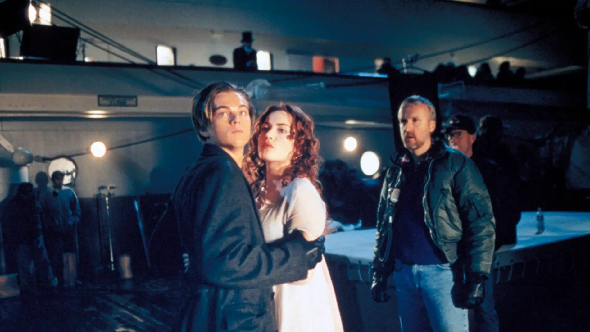 Leonardo DiCaprio, Kate Winslet y James Cameron en el rodaje de 'Titanic'