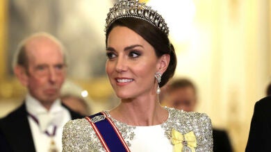 Kate Middleton, con la tiara de Lady Di y un vestido de 5.000 euros en su estreno como princesa de Gales