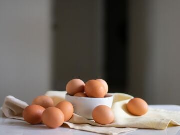 Huevos de gallina en un cuenco