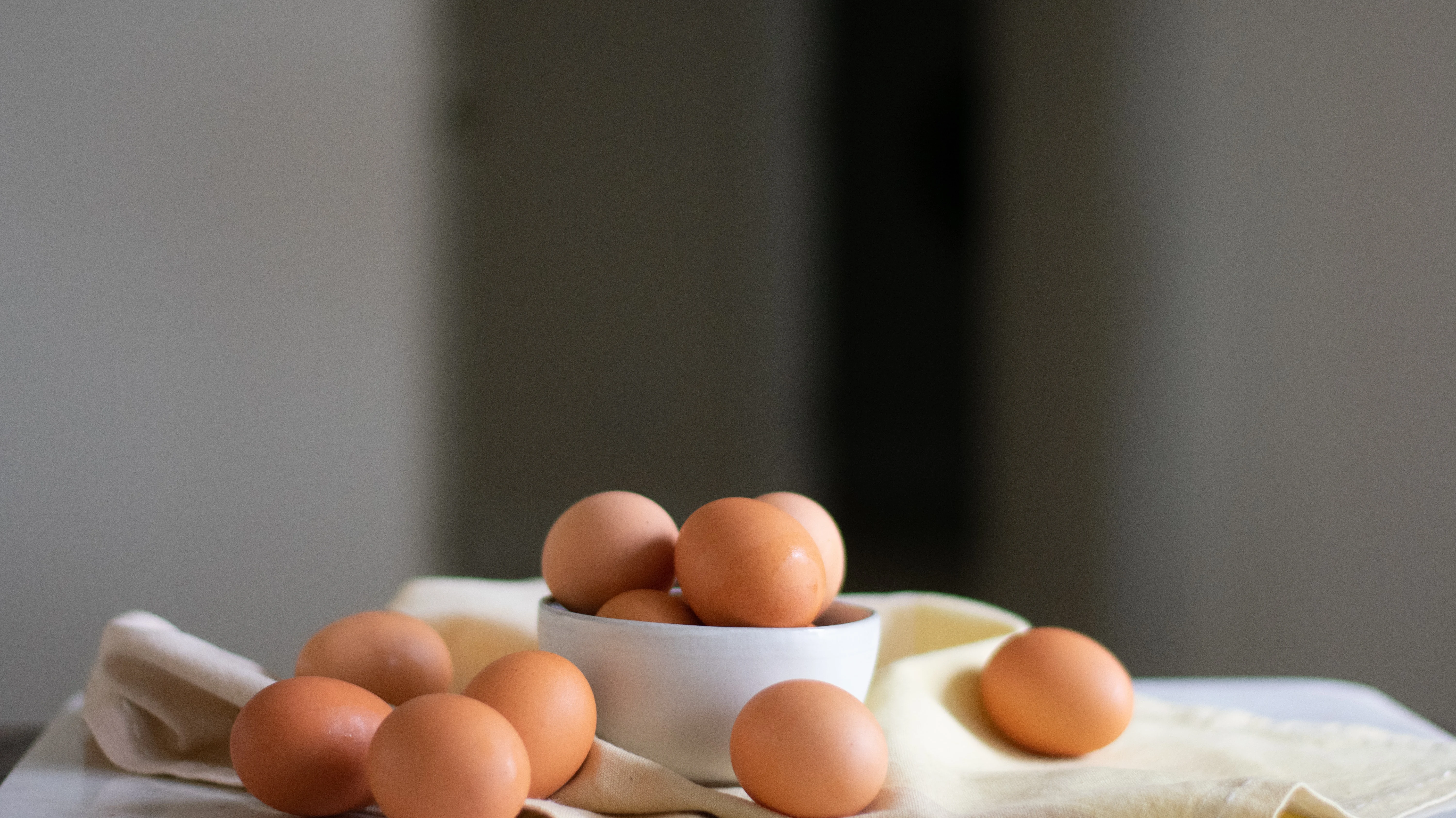 Huevos de gallina en un cuenco