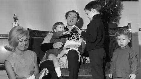 Richard Harris con su familia: Elizabeth Rees-Williams, Damian Harris, Jared Harris y Jamie Harris. Richard Harris con su familia: Elizabeth Rees-Williams, Damian Harris, Jared Harris y Jamie Harris.