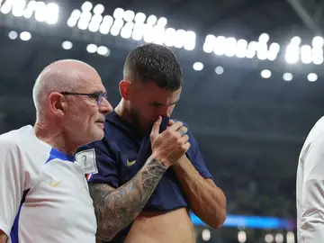 Lucas Hernández se retiró lesionado en el debut de Francia Lucas Hernández se retiró lesionado en el debut de Francia