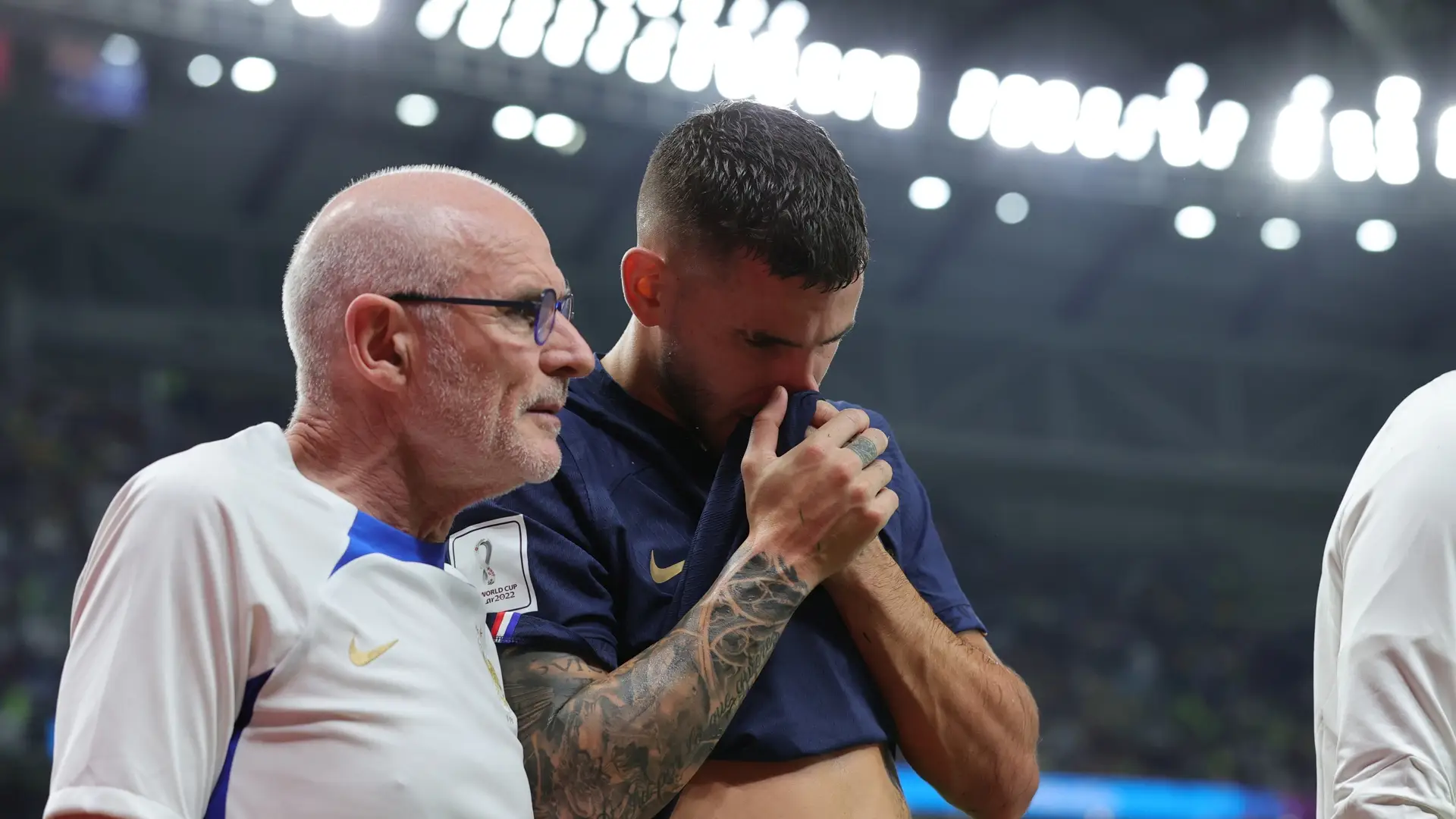 Lucas Hernández se retiró lesionado en el debut de Francia Lucas Hernández se retiró lesionado en el debut de Francia