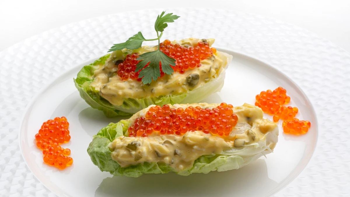 Un bocado delicioso de Karlos Argui&ntilde;ano: cogollos de lechuga con salsa t&aacute;rtara