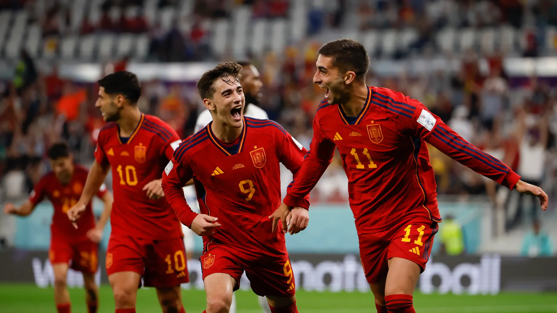Ferran celebra su primer gol a Costa Rica junto a Gavi