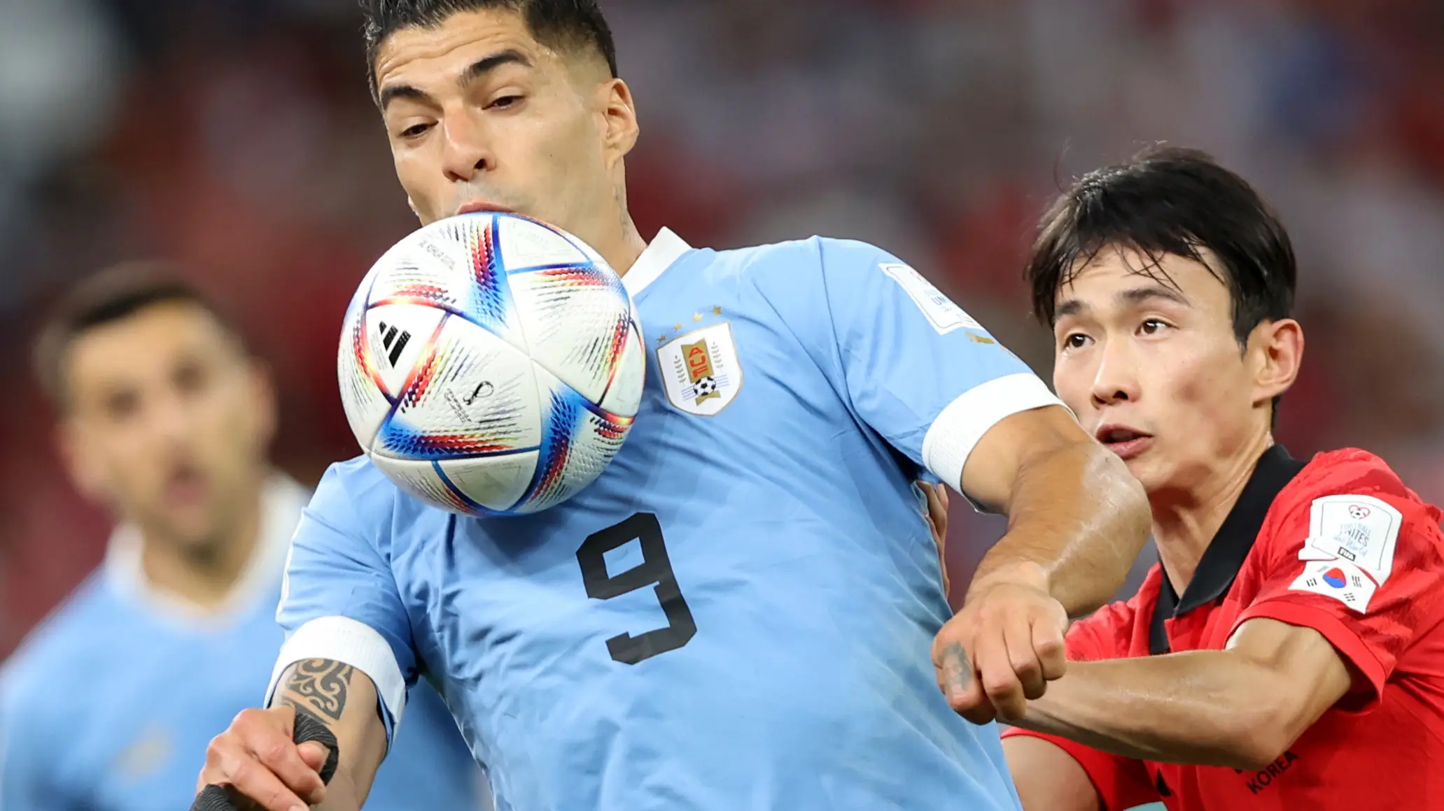 Luis Su&aacute;rez controla un bal&oacute;n en el partido ante Corea del Sur