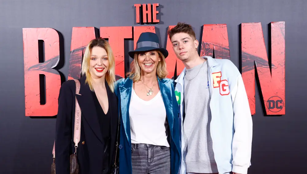 Arantxa de Benito con sus dos hijos Zayra Gutiérrez y Aitor