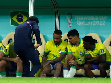 Un doctor de la selección brasileña examina en tobillo de Neymar