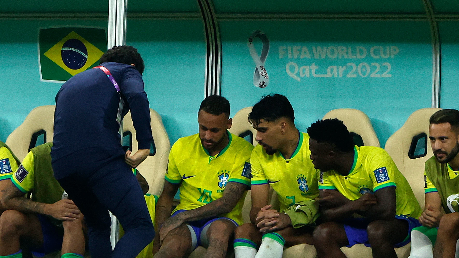 Un doctor de la selección brasileña examina en tobillo de Neymar