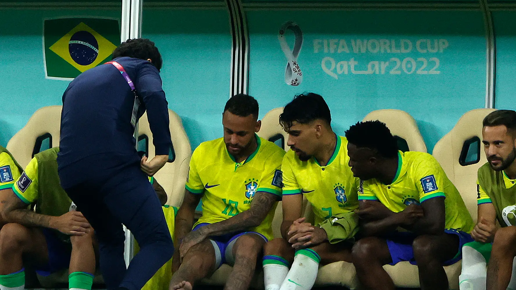 Un doctor de la selecci&oacute;n brasile&ntilde;a examina en tobillo de Neymar