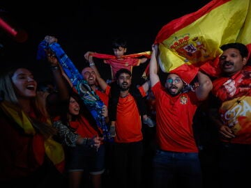 Aficionados animas a España en Doha, Qatar