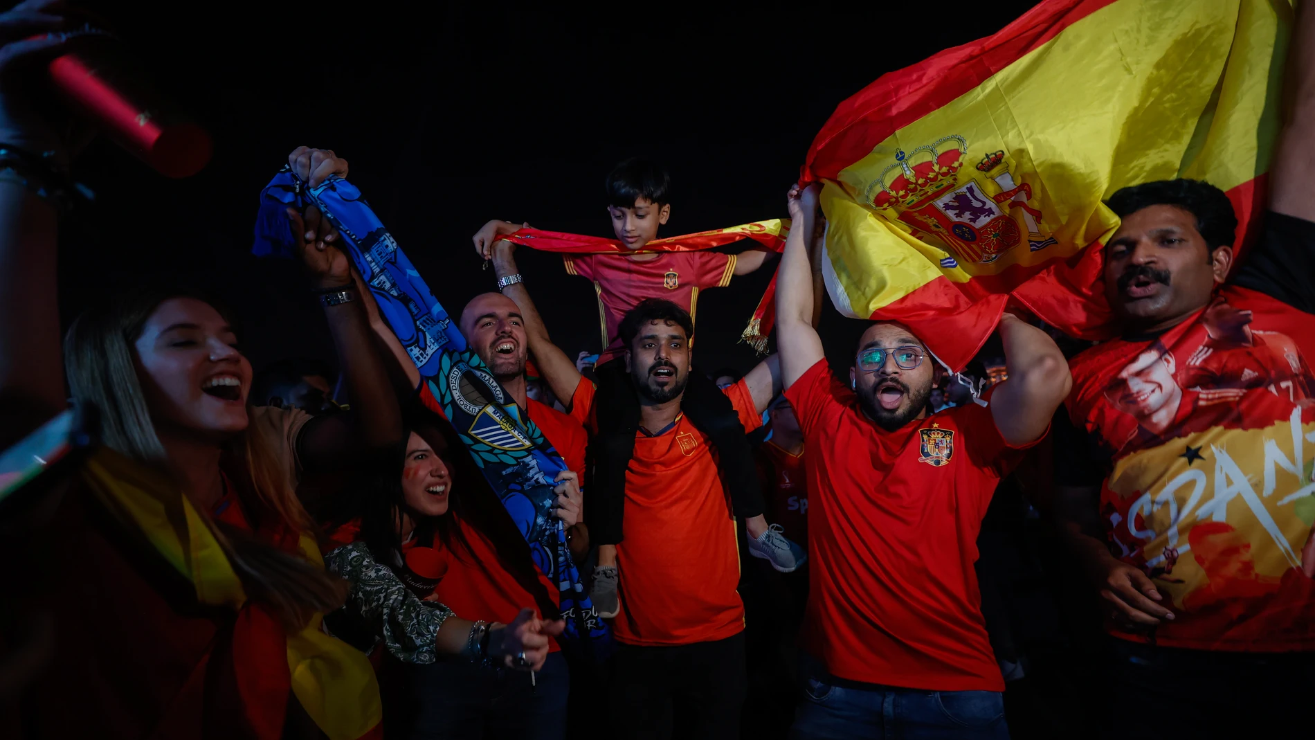 Aficionados animas a España en Doha, Qatar
