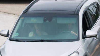 Las imágenes de la madre y la hermana de Sara Carbonero llegando al hospital para visitar a la periodista