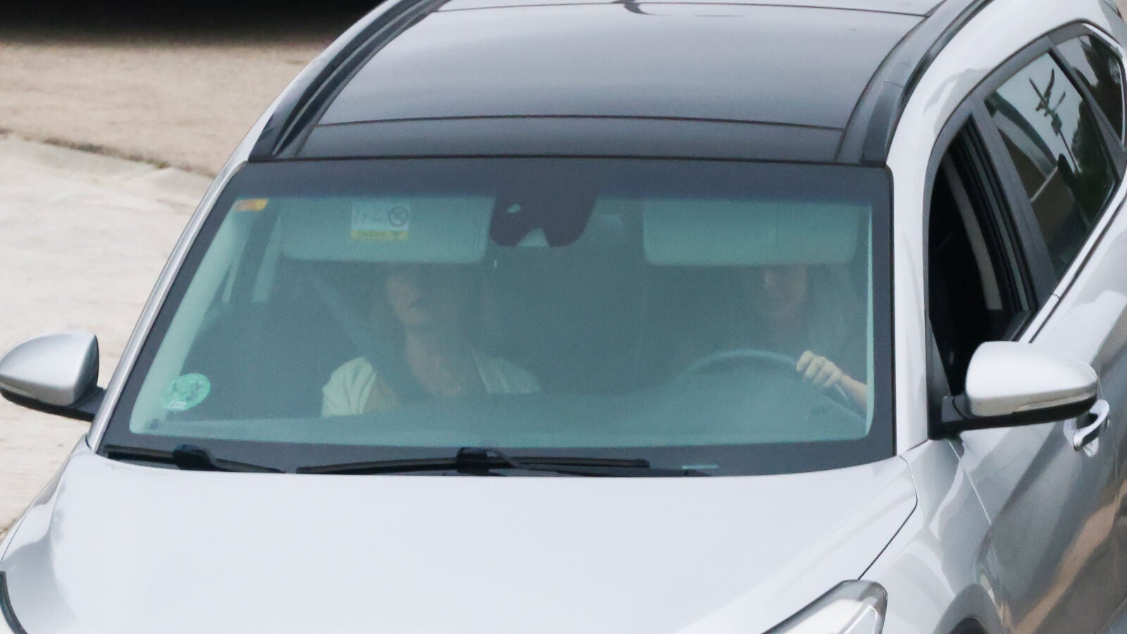 Las imágenes de la madre y la hermana de Sara Carbonero llegando al hospital para visitar a la periodista