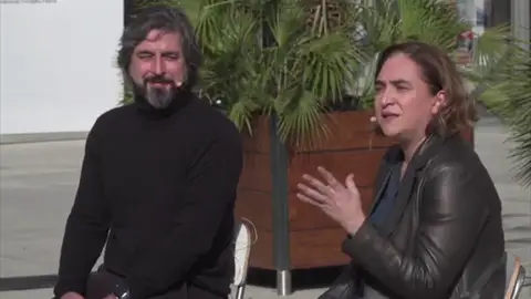 Ada Colau hace llorar a una estudiante que le pregunta por su ropa: "Me visto como me da la gana" Ada Colau hace llorar a una estudiante que le pregunta por su ropa: "Me visto como me da la gana"