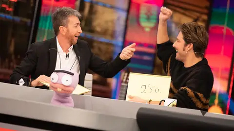 ¡Ajustadísimo duelo en ‘El Hormiguero’! Manuel Carrasco o Pablo Motos, ¿quién tiene mejor intuición económica? ¡Ajustadísimo duelo en ‘El Hormiguero’! Manuel Carrasco o Pablo Motos, ¿quién tiene mejor intuición económica?