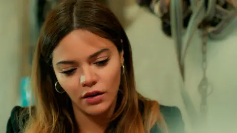 ¡Züleyha descubre que alguien está vendiendo sus tierras a sus espaldas! ¡Züleyha descubre que alguien está vendiendo sus tierras a sus espaldas!