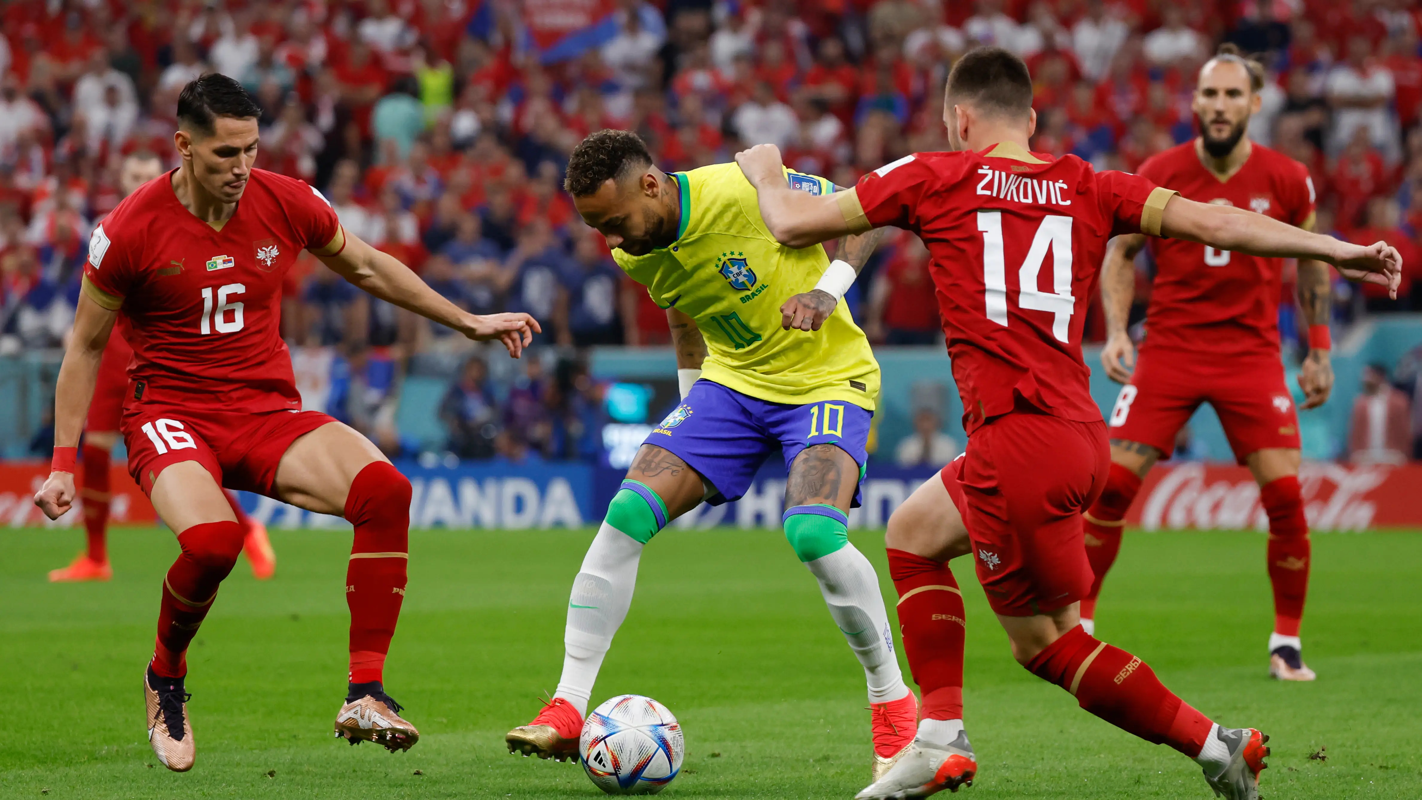 Neymar, en acción ante los jugadores de Serbia Neymar, en acción ante los jugadores de Serbia