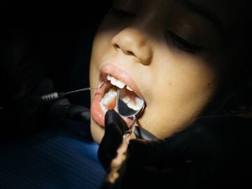 Un niño en la revisión de un dentista.					