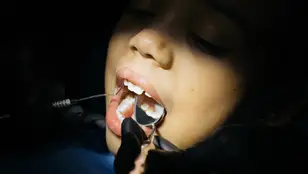 Un niño en la revisión de un dentista.					